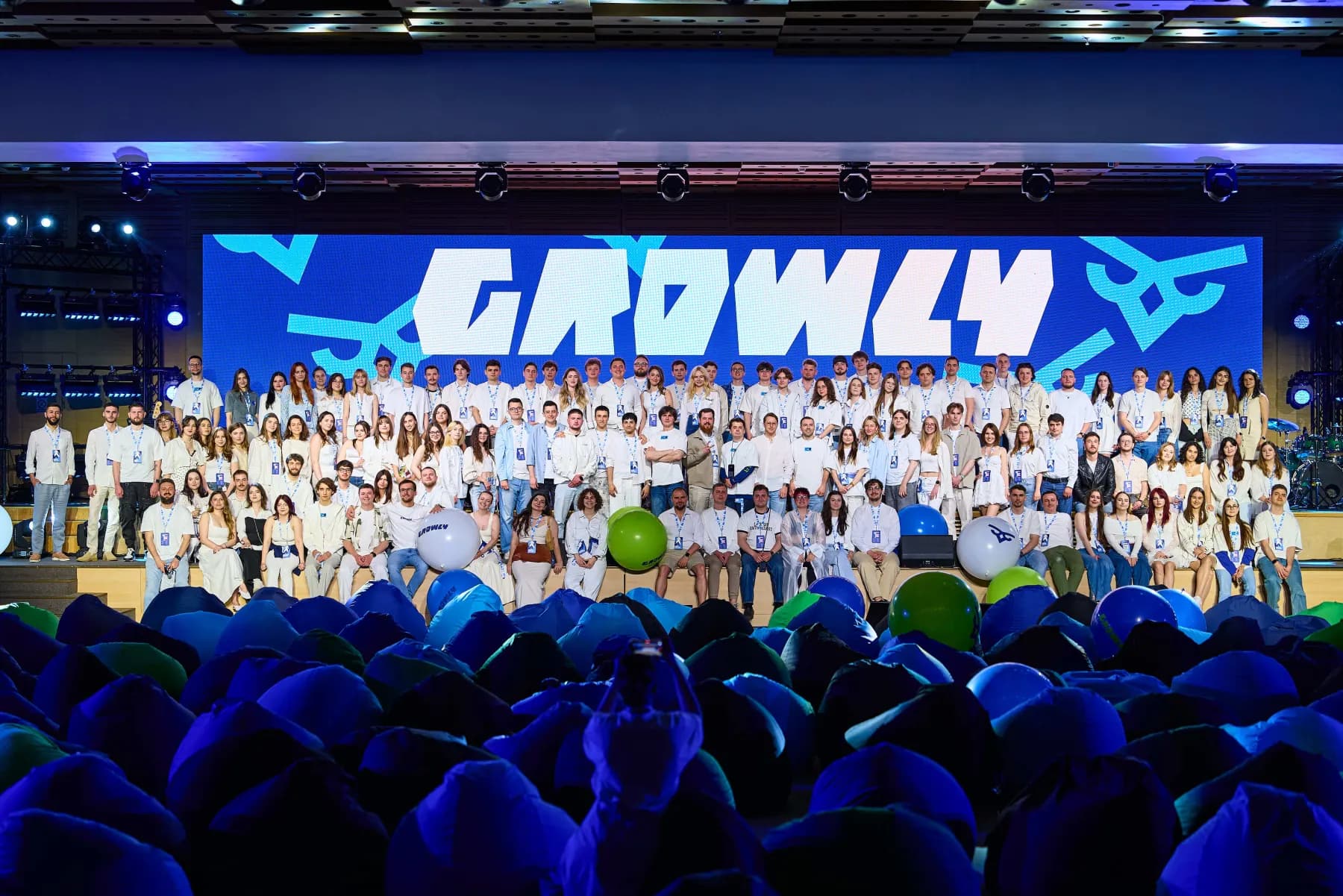 Уся команда Growly на сцені корпоративного all-hands — понад 100 людей